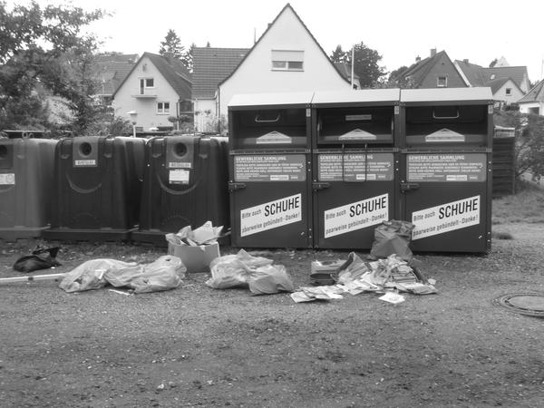Müllberge vor Sammelcontainern im Heidbleken