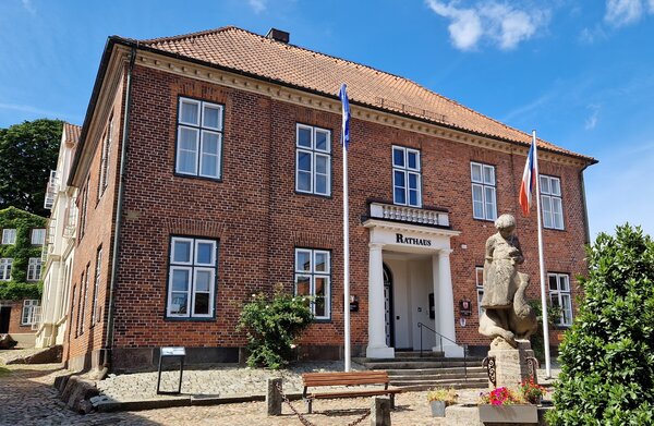 Frontansicht des Rathauses der Stadt Pl�n