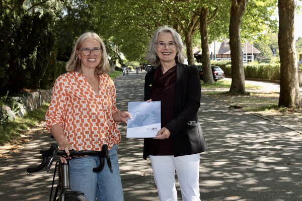 �bergabe des F�rderbescheides f�r die Fahrradstra�e an die B�rgermeisterin
(links BGMin Rad�nzel, rechts Staatssekrt�rin Henckel)